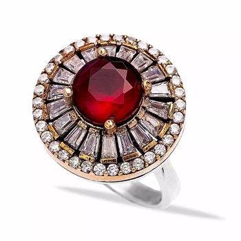 Okrągły srebrny pierścionek z podłużnymi cyrkoniami