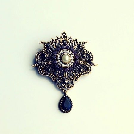 Broszka w osmańskim stylu z perłą w centrum i zawieszką z kamieniem w kolorze ciemnoniebieskim