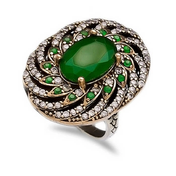 Srebrny pierścień ze szmaragdem w centrum