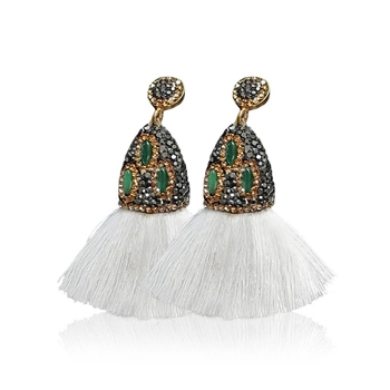 Srebrne kolczyki z białymi chwostami