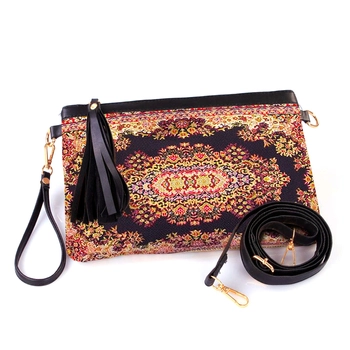 Czarna torebka - kopertówka ze złotym wzorem