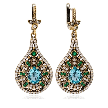 Ażurowe kolczyki z błękitnym topazem i szmaragdami