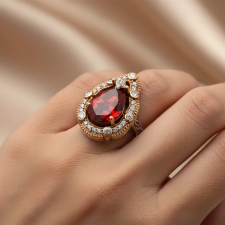 Pierścionek srebrny z granatem i cyrkoniami