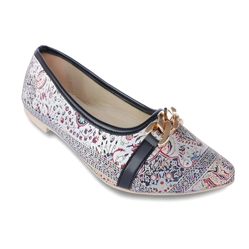 Jasne półbuty na płaskiej podeszwie