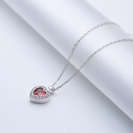 Naszyjnik srebrny z granatem w kształcie serca otoczonym cyrkoniami