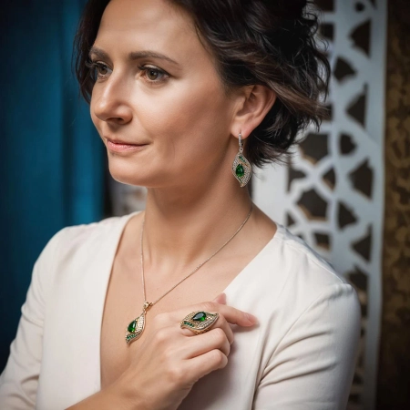 Pierścionek srebrny w orientalnym stylu ze szmaragdem