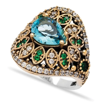Ażurowy pierścionek z błękitnym topazem i szmaragdami