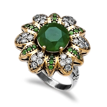 Pierścionek srebrny w kształcie kwiatu ze szmaragdem