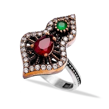 Podłużny pierścień z granatem i szmaragdem