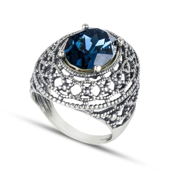 Srebrny pierścień z szafirem w stylu wiktoriańskim