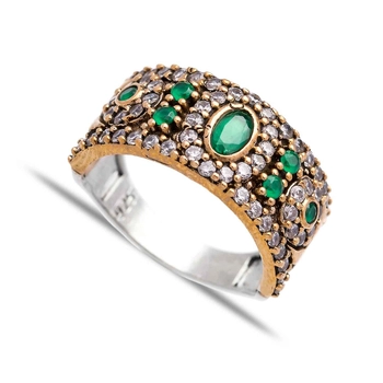 Subtelny pierścień ze szmaragdami i cyrkoniami